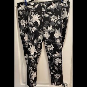 TEK GEAR DryTEK 3X NWOT Black and white print workout, exercise pants leggings.
